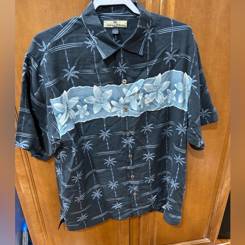 Tommy Bahama Black and Gray Floral Men's Shirt ( Used But In Great Condition